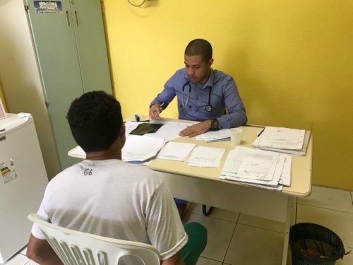 Adolescentes recebem atendimento médico especializado nas unidades socioeducativas