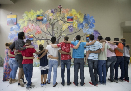 Adolescentes realizam exposição de suas obras em Shopping de Juazeiro do Norte
