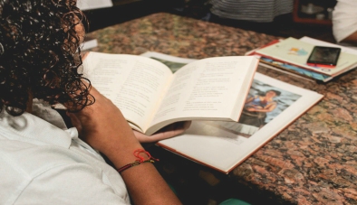 Adolescente visita acervo bibliotecário Plebeu Gabinete de Leitura
