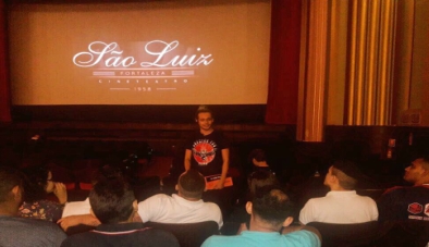 Adolescentes participam de programação  de férias do Cineteatro São Luiz