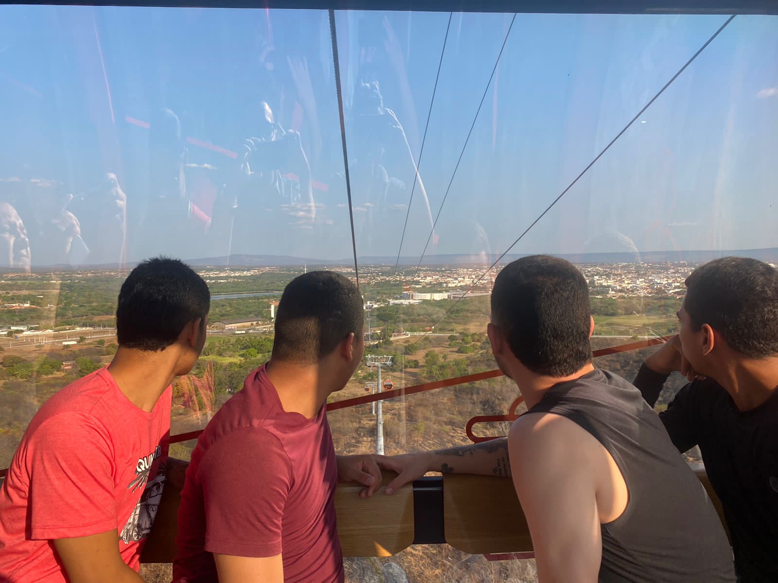 Jovens do Semiliberdade de Juazeiro do Norte fazem emocionante passeio no Teleférico do Horto
