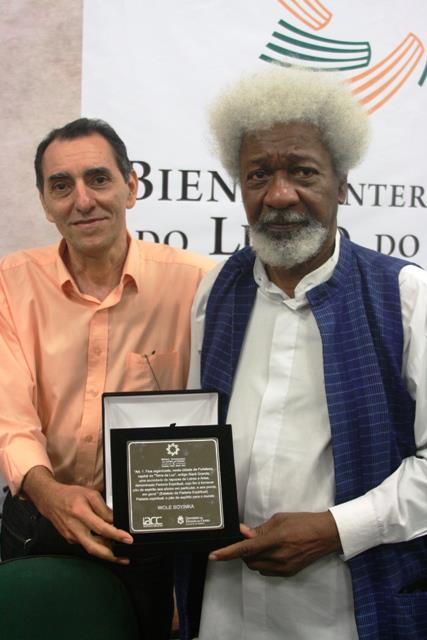 Homenagem a Wole Soyinka, bate-papo com Zeca Baleiro e show de O Teatro Mágico foram destaques na Bienal do Livro nesta sexta (16)