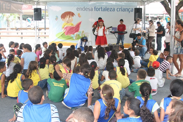 Secult entrega Baús da Leitura durante IV Feira do Livro Infantil de Fortaleza