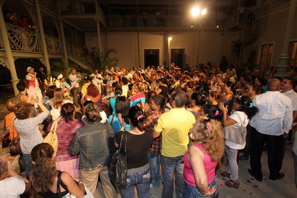 Theatro José de Alencar: emoções ao cair da tarde com a visita de médicos cubanos