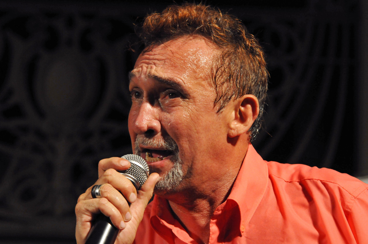 Teatro Carlos Câmara inicia programação musical com show de Lúcio Ricardo