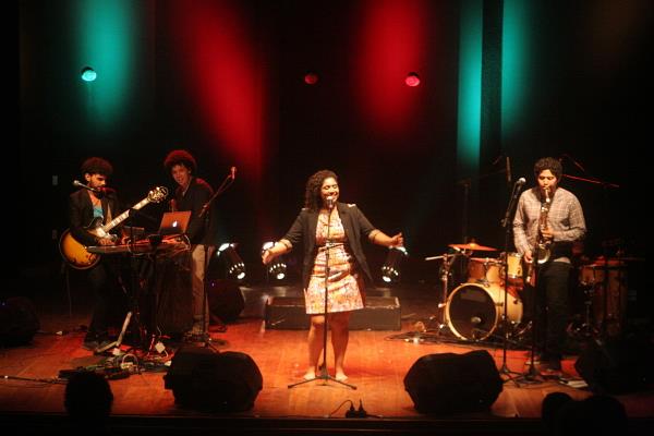 Lorena Nunes em reapresentação no Teatro Carlos Câmara: Ouvi dizer que lá faz sol
