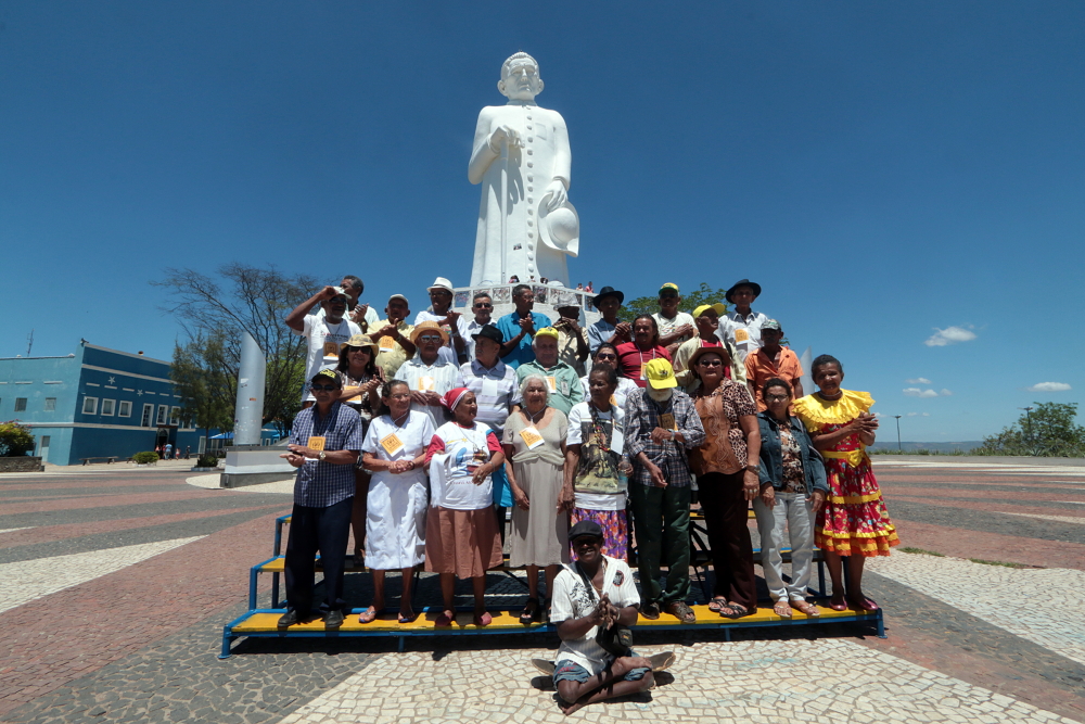 Visita dos Tesouros Vivos da cultura ao Horto, em Juazeiro do Norte, marca primeiro dia do IX Encontro Mestres do Mundo