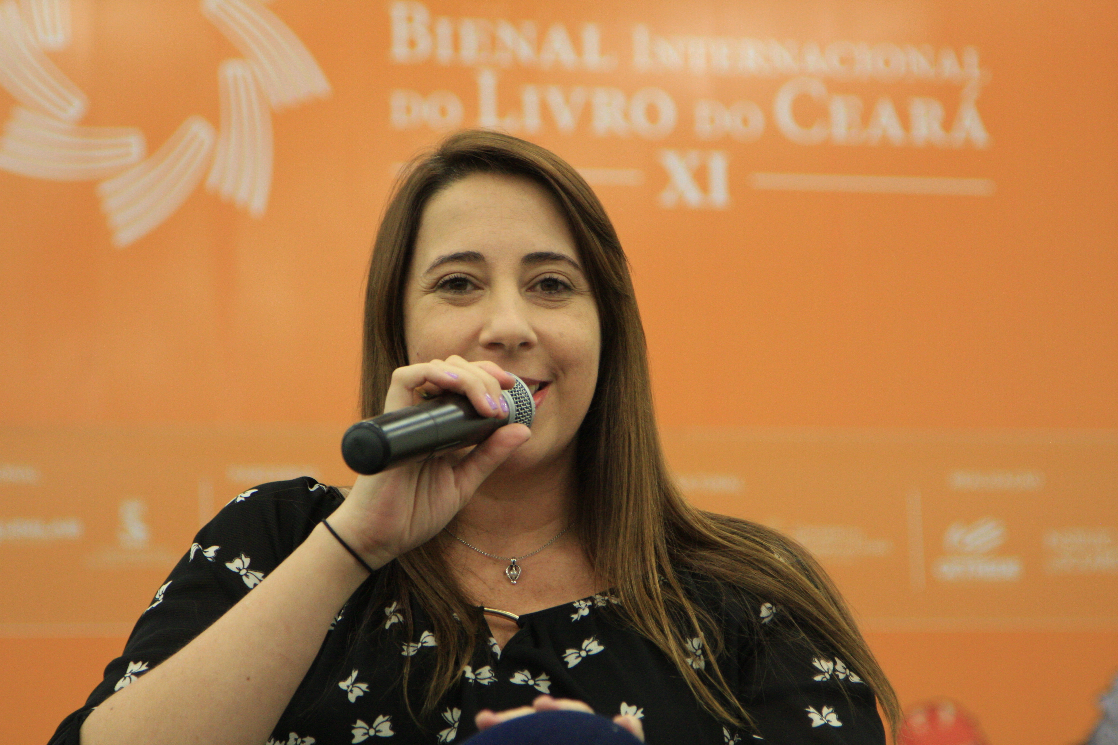 Paula Pimenta fala sobre incentivo à leitura e carreira na XI Bienal Internacional do Livro
