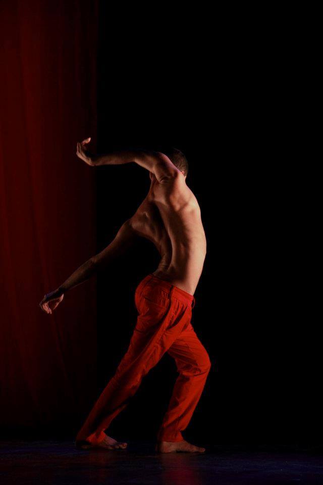 Teatro Carlos Câmara inicia atividades de maio nesta quarta, com a Em 2 Companhia de Dança. Programação semanal também tem música e teatro, sempre com entrada franca