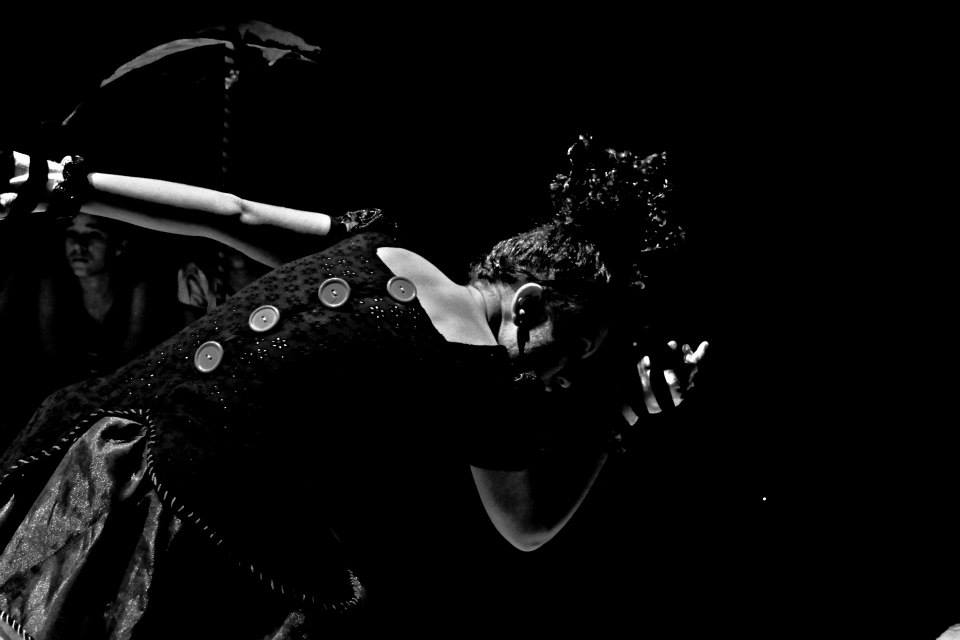 Grupo 2 de Teatro traz a Fortaleza o espetáculo “Burtonescos”, com apresentação nesta sexta-feira, 22/5, às 18h30, no Teatro Carlos Câmara