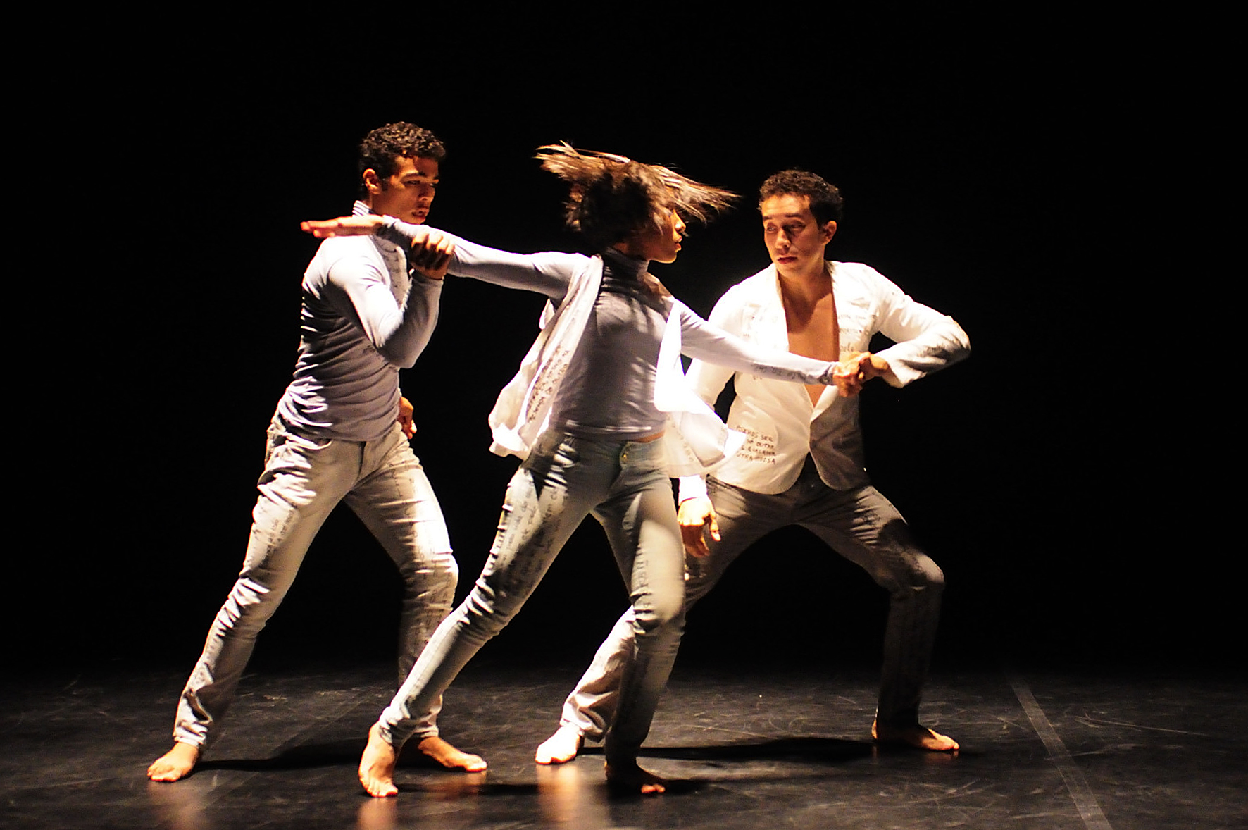 Temporada de Dança do Teatro Carlos Câmara apresenta nesta quarta, 19/5, às 18h30, o espetáculo “O mais profundo é a pele”, da Cia OMÍ