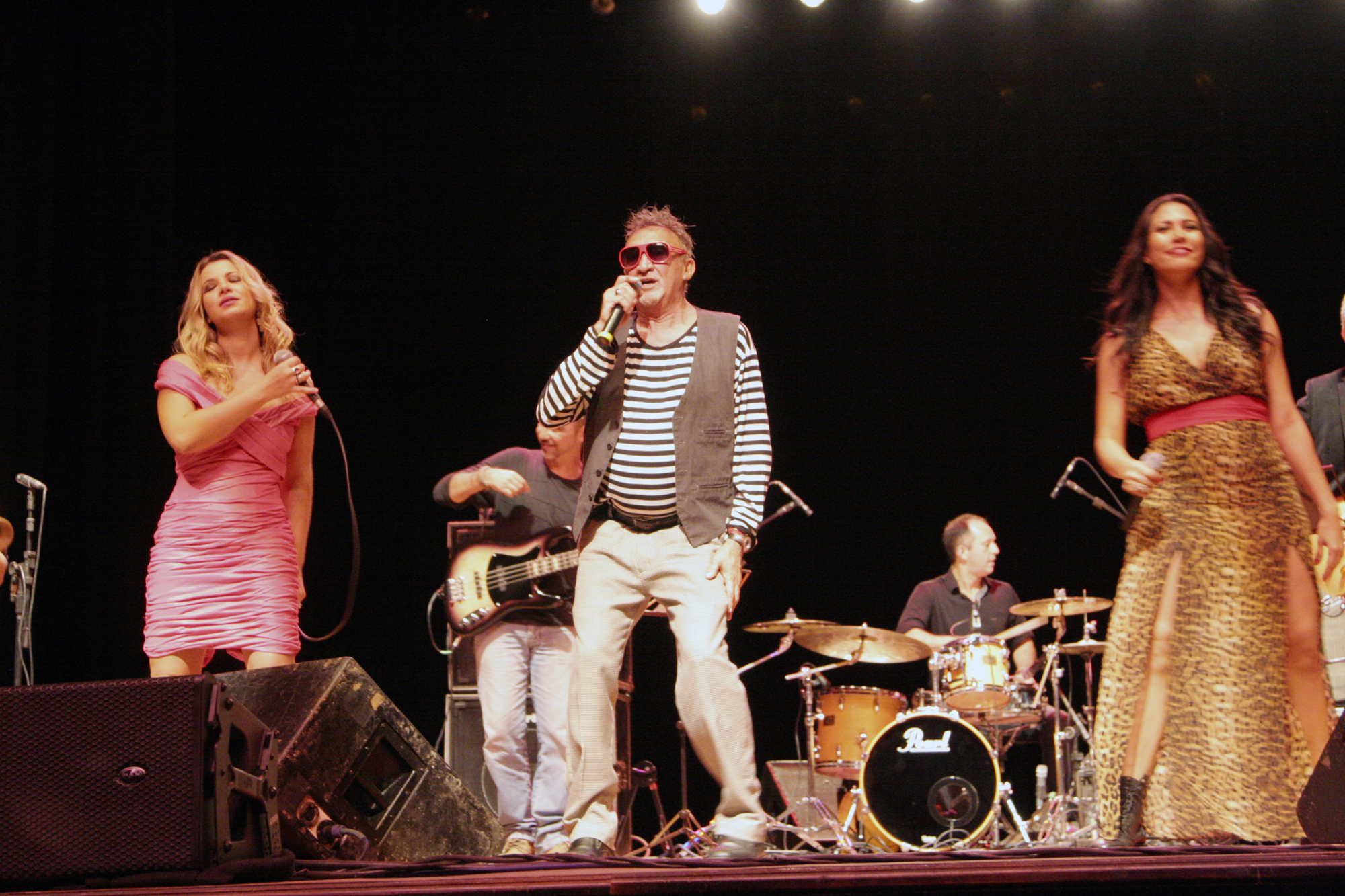 Público vibrou com tributo ao brega no Cineteatro São Luiz, na noite desta sexta-feira, 24/7