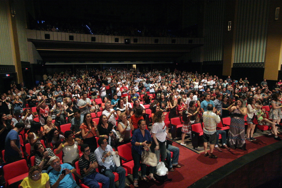 Cineteatro São Luiz lotou para tributo aos Beatles, em programação especial que movimentou o Centro de Fortaleza neste domingo, 26/7