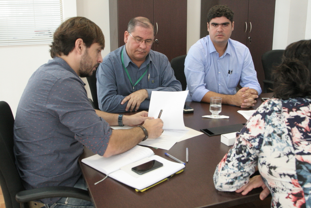 Arquivo Público do Ceará: Secult assina ordem de serviço para preparação do espaço que receberá acervo durante reforma