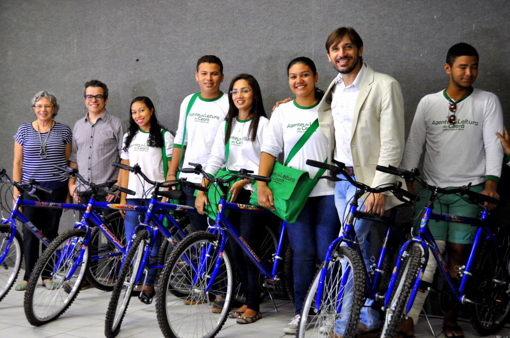 No Dia do Livro, Secult entrega bicicletas e uniformes para Agentes de Leitura do Vicente Pinzon