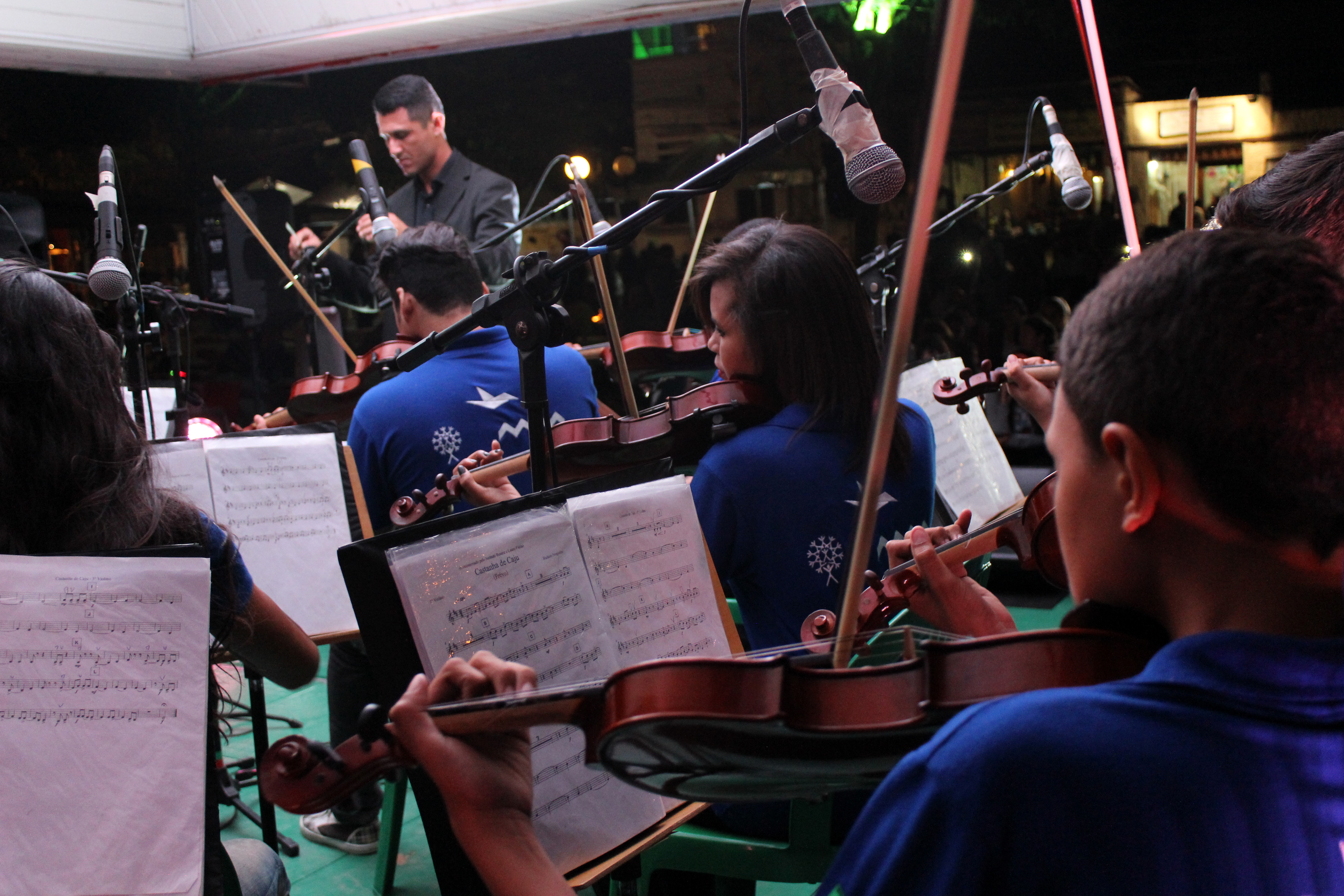Orquestra e camerata de violões de jovens do projeto Jacques Klein se apresentam nesta quarta, 28/10, no Cineteatro São Luiz