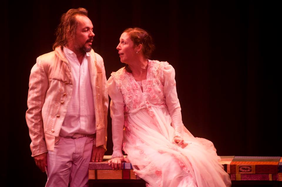Peça “Beija-me Como nos Livros” é destaque na programação deste domingo e segunda (29 e 30/11), no Theatro José de Alencar