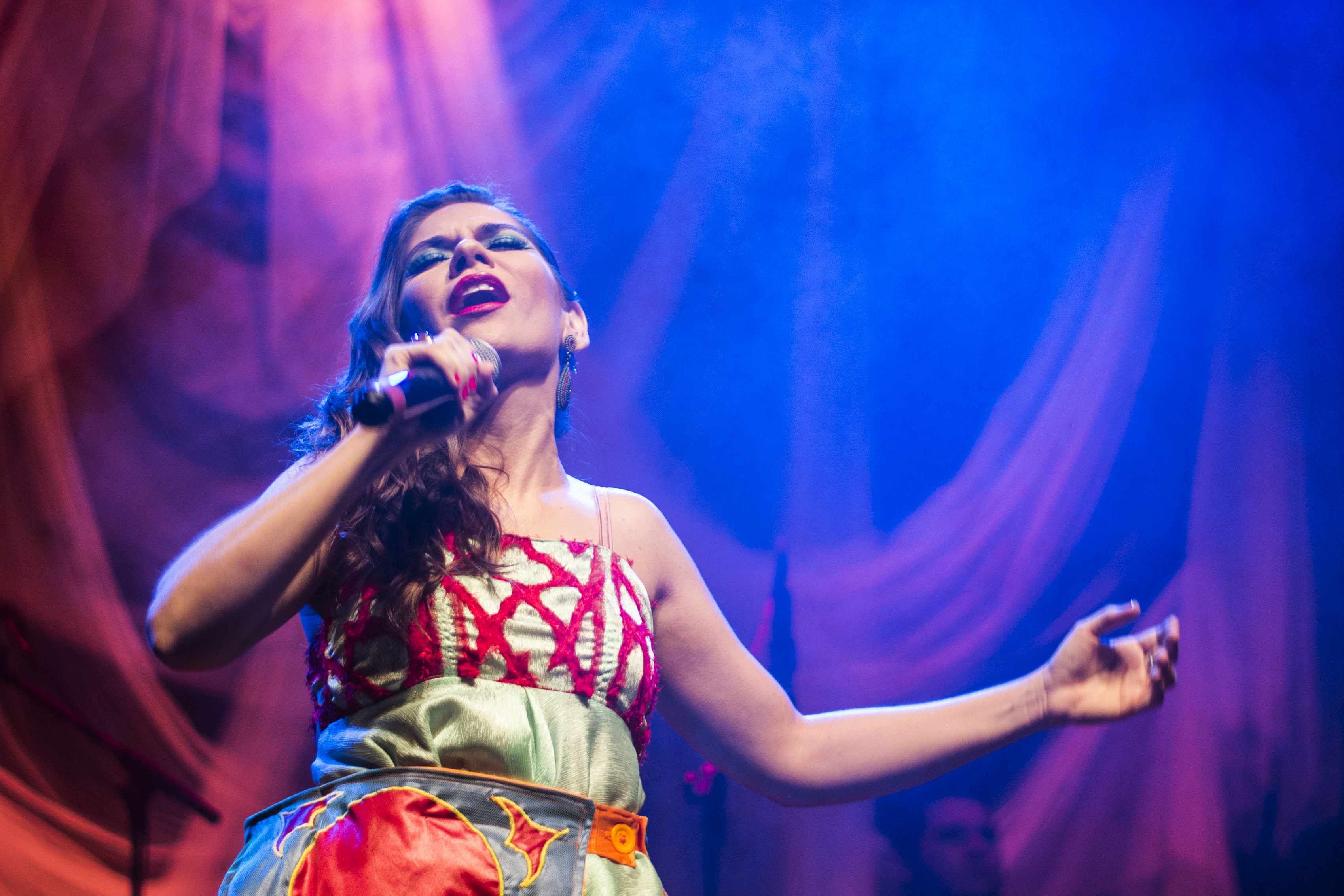 Cantora Jord Guedes faz show gratuito, nesta quinta, 26/11, no Teatro Carlos Câmara