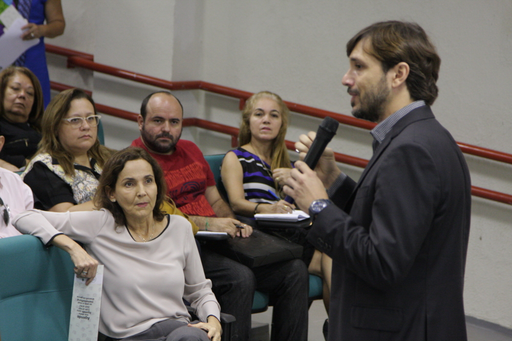 Com presença da vice-governadora Izolda Cela, Secult lançou Menu Cultural para escolas do Vicente Pinzón, reunindo diretores e professores