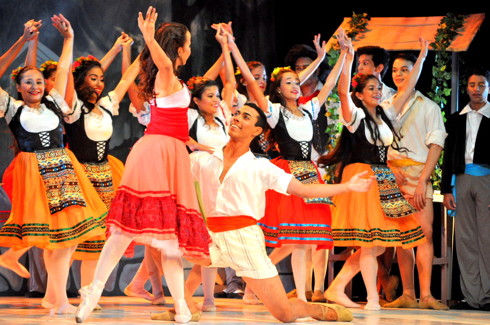 Theatro José de Alencar tem programação especial neste mês, com Elba Ramalho, Marcos Lessa cantando Gonzagão, teatro na calçada e Temporada de Dança das Academias