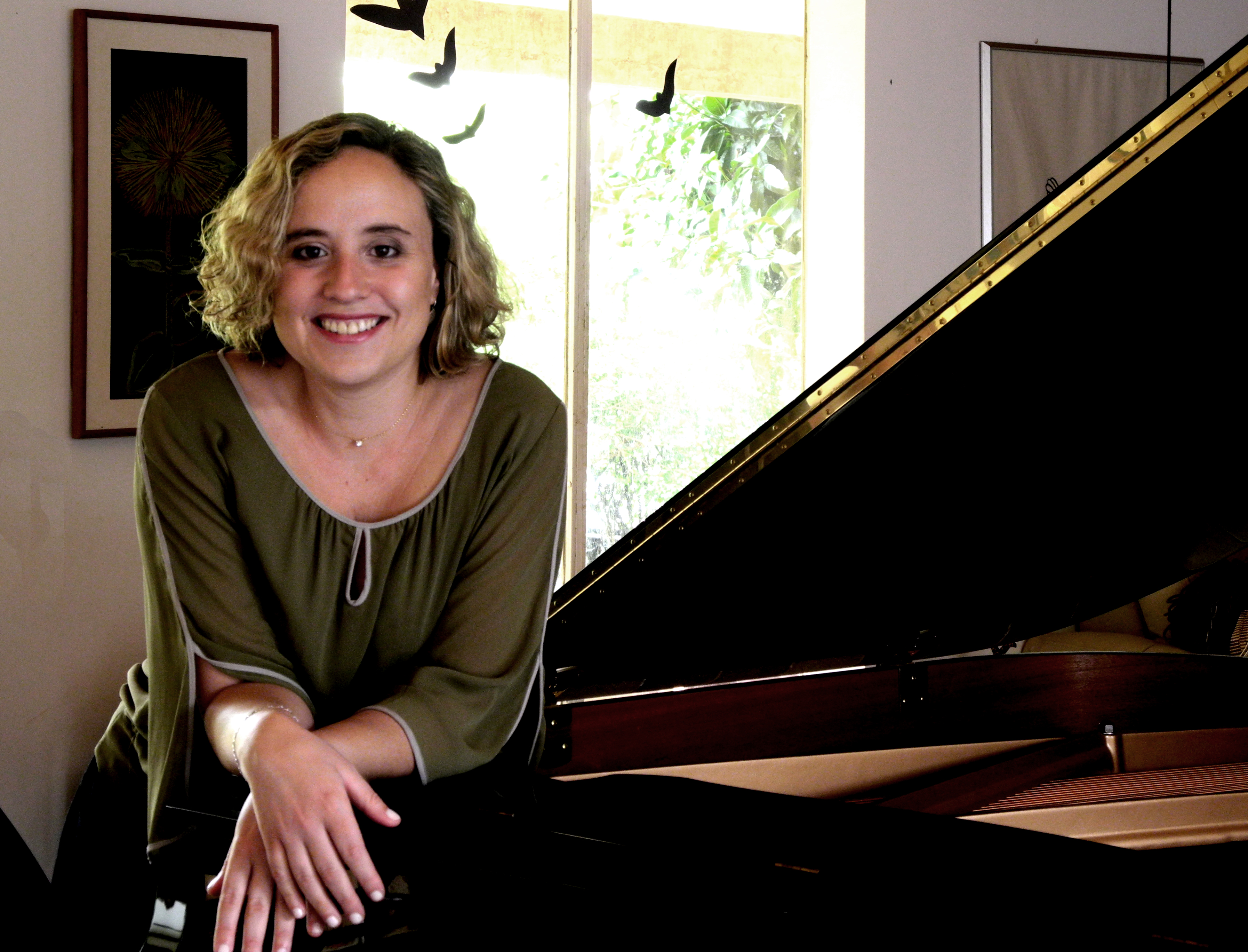 Pianista Joana Holanda apresenta recital nesta terça-feira, 26, às 15h, no foyer do Theatro José de Alencar