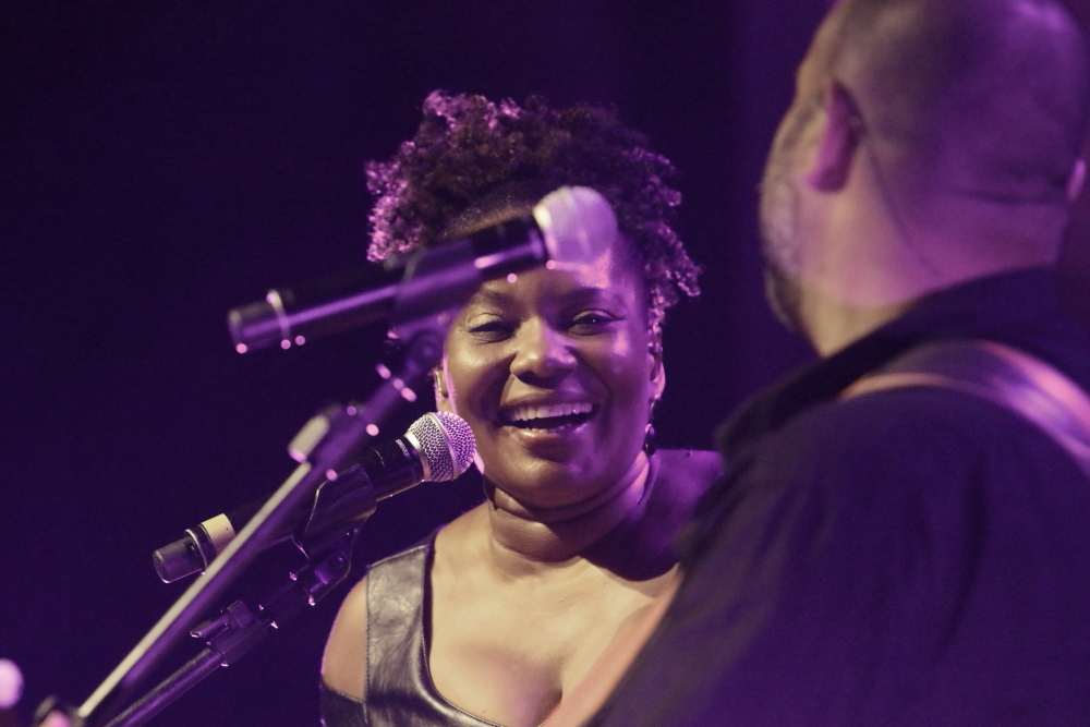 Público lotou o Cineteatro São Luiz neste domingo para aplaudir Margareth Menezes cantando Caetano e Gil