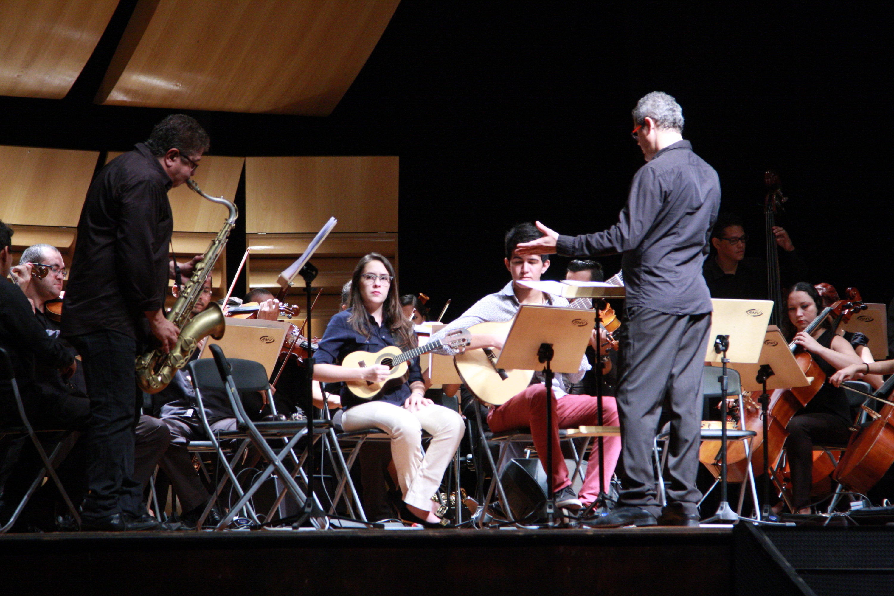 Público aplaudiu neste domingo grandes mestres cearenses do choro e a orquestra da Uece, no Cineteatro São Luiz