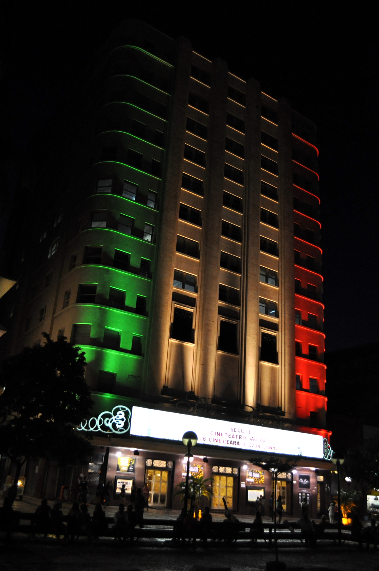 Cineteatro São Luiz ficou lotado para receber o 26º Cine Ceara, na noite desta quinta, 16/6