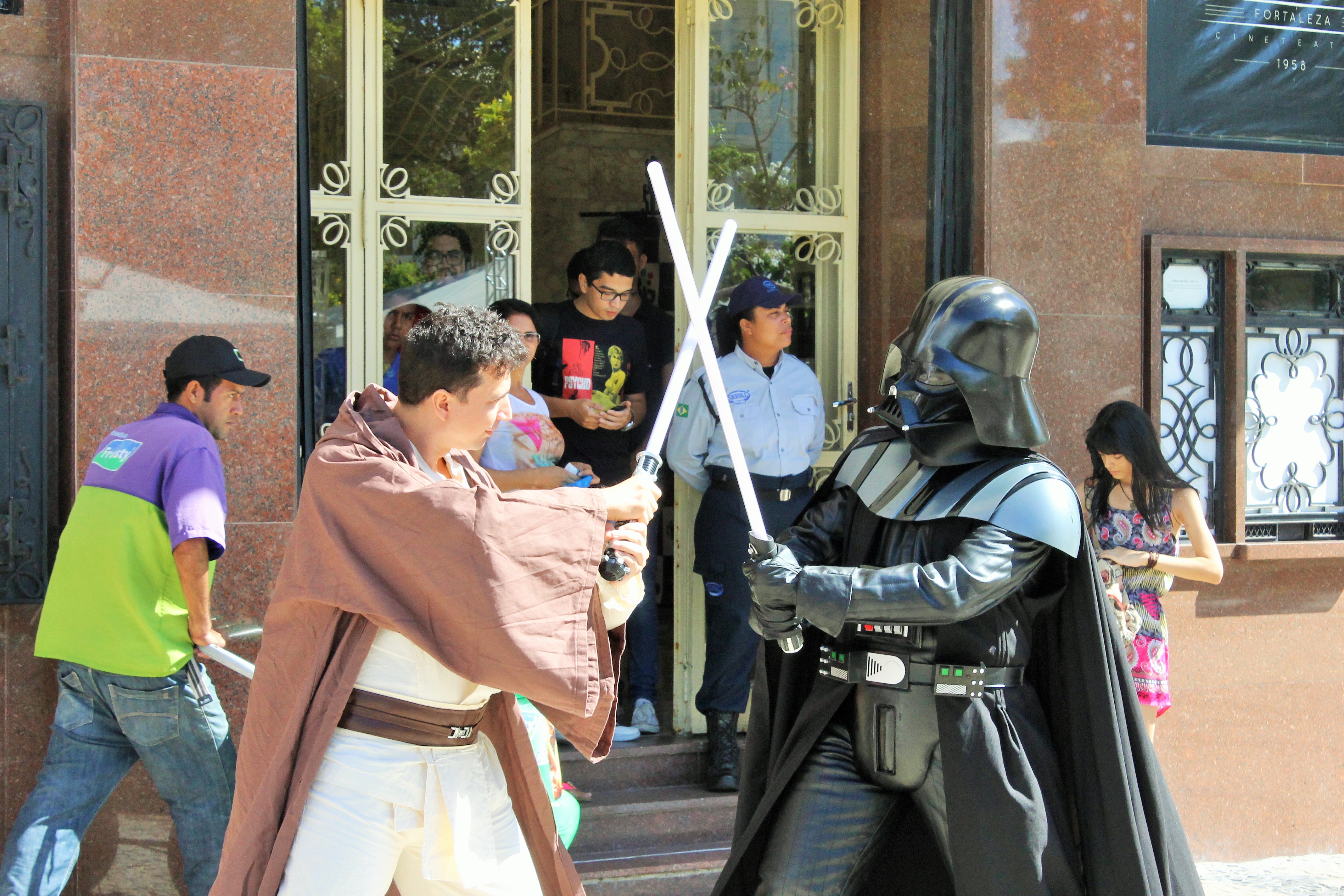 Maratona Star Wars está lotando o Cineteatro São Luiz e movimentando a Praça do Ferreira, neste sábado
