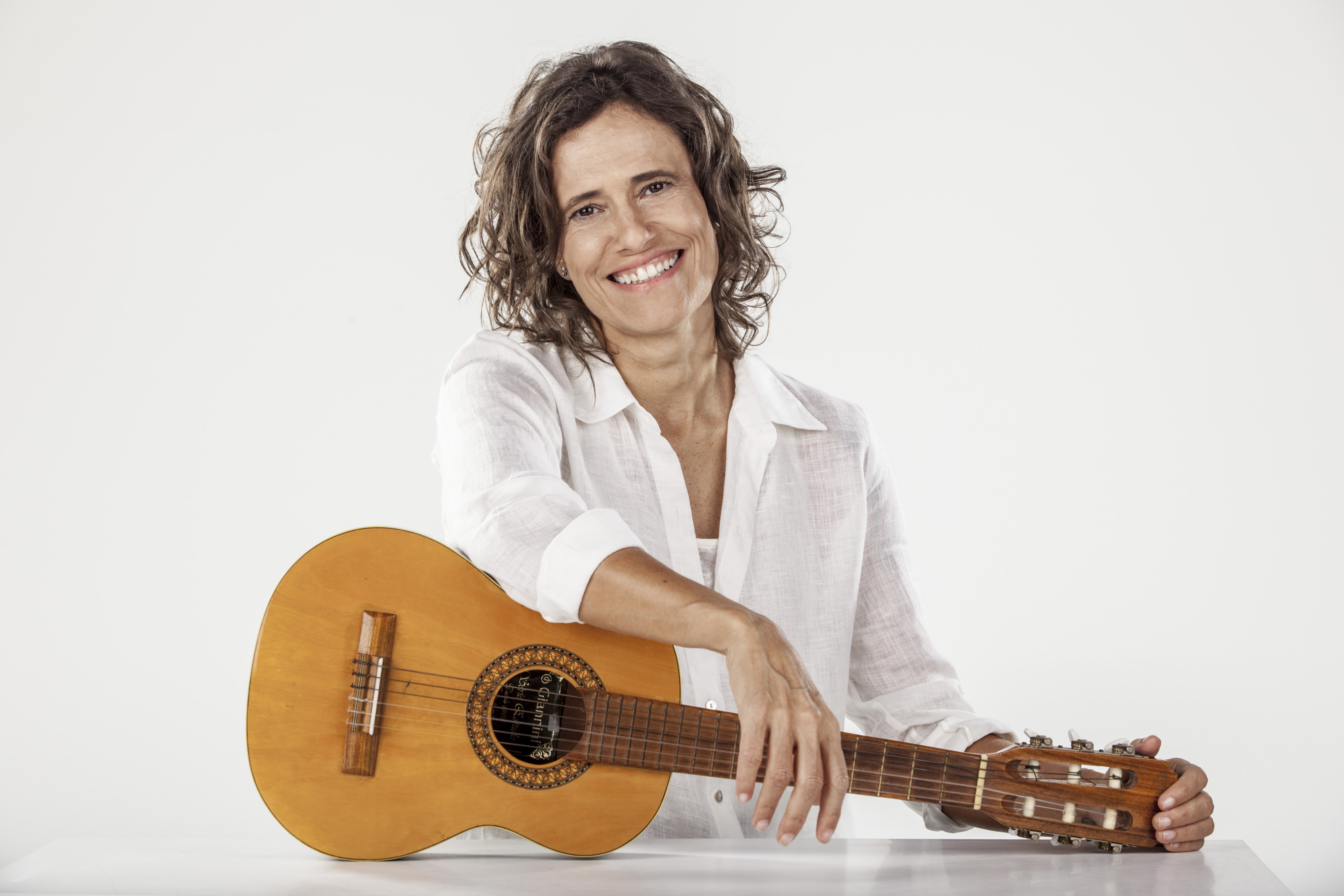 Zélia Duncan faz show no Cineteatro São Luiz, nesta quinta, 1/9, às 20h