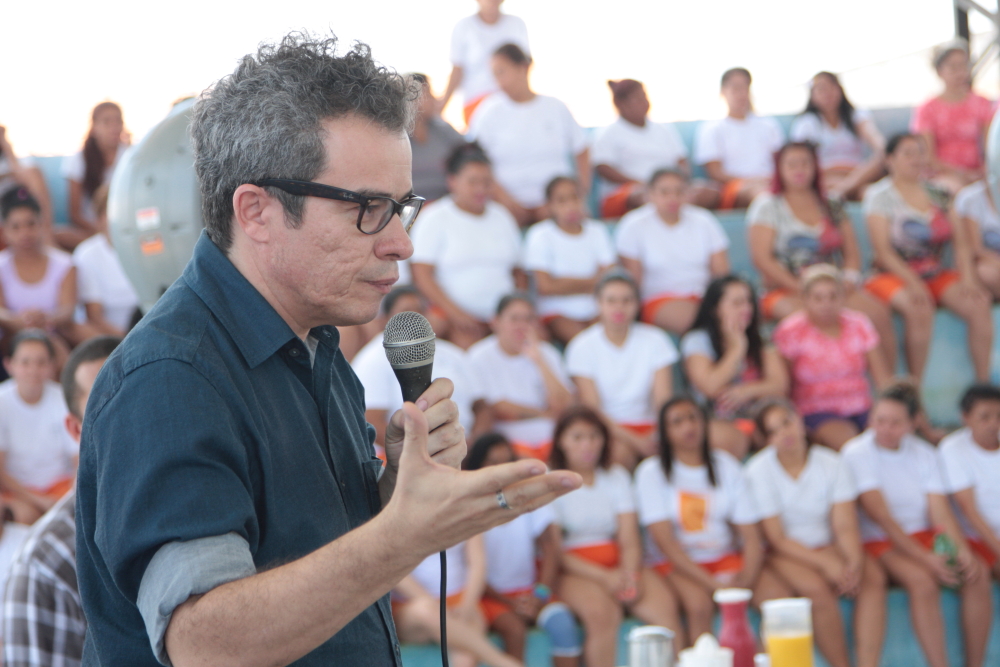 80 internos do sistema penitenciário cearense receberam atestados de remição de pena após participarem do projeto “Livro Aberto”