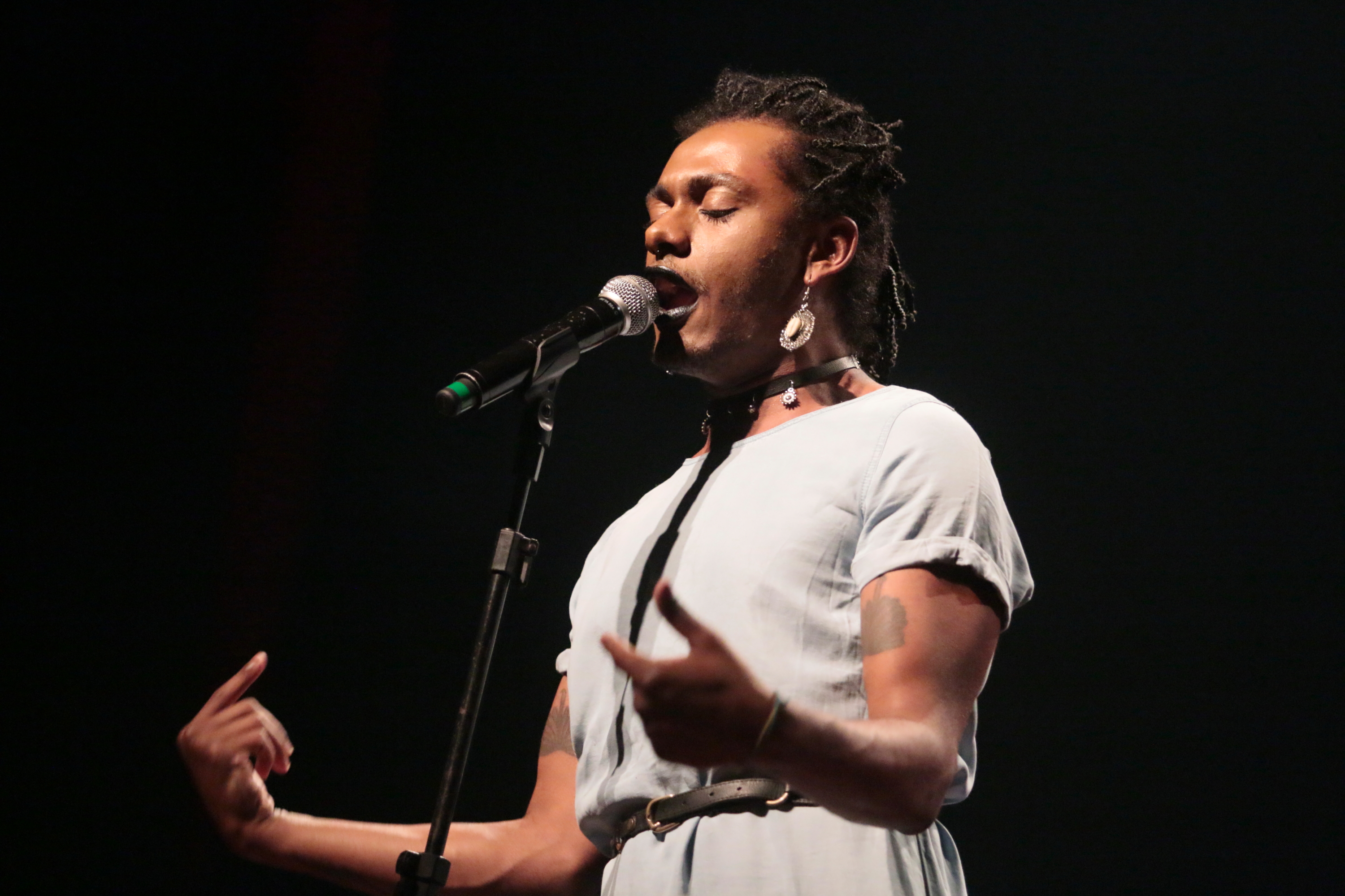 Liniker lotou o Cineteatro São Luiz na noite deste domingo, na comemoração de 15 anos da Feira da Música
