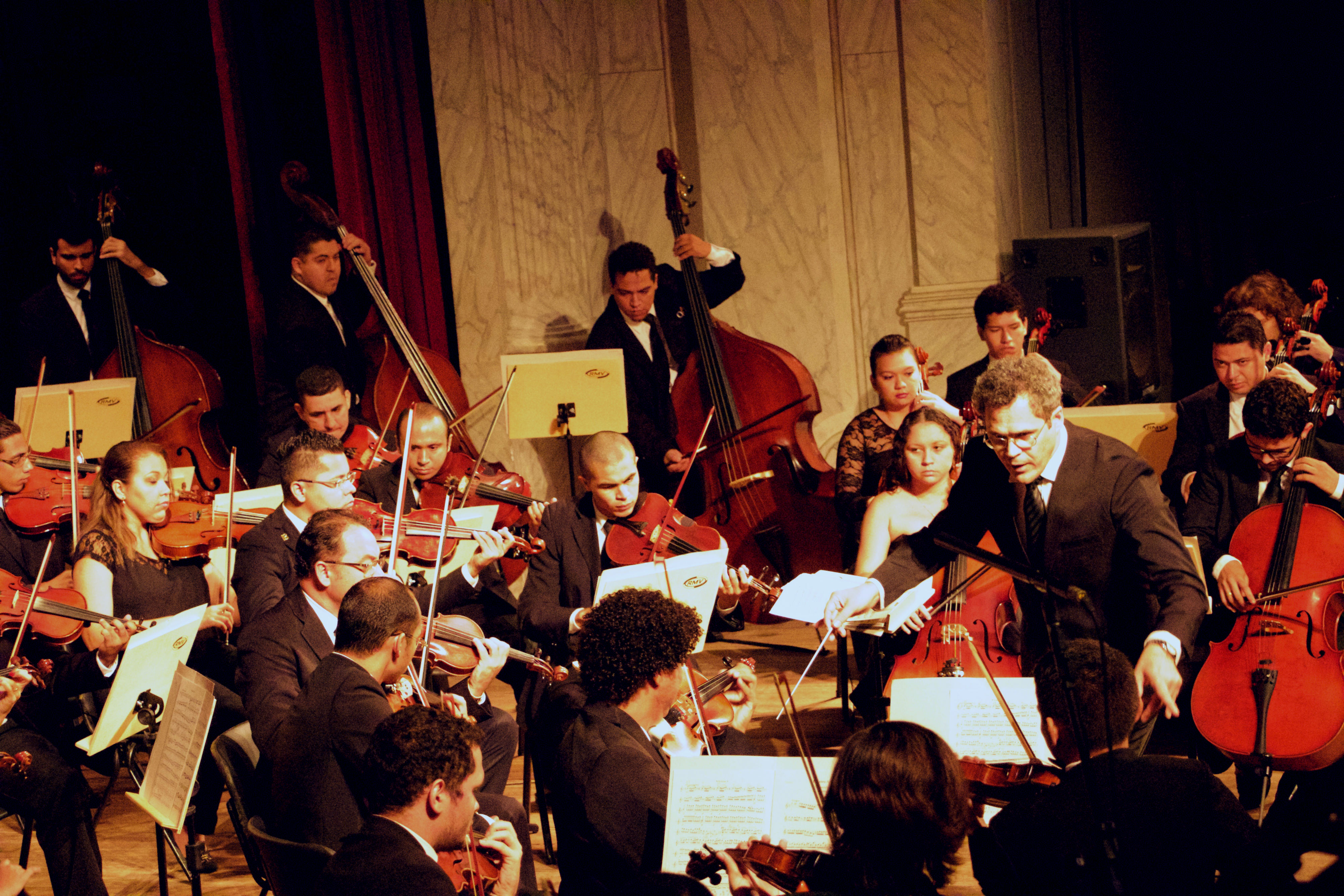 Theatro José de Alencar recebe nesta terça-feira (27) OSUECE em concerto de Beethoven, Wagner e Tchaikovsky