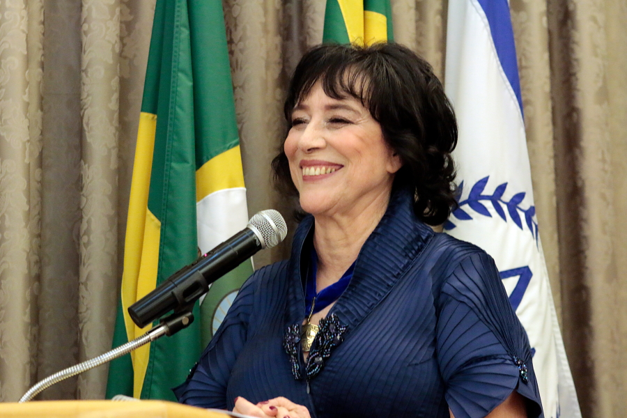 Angela Gutiérrez assume presidência da Academia Cearense de Letras