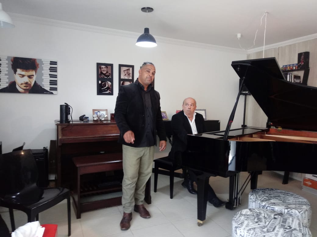 Recital de piano e voz reúne o tenor uruguaio Miguel Menchaca e o maestro cearense Gladson Carvalho no foyer do TJA