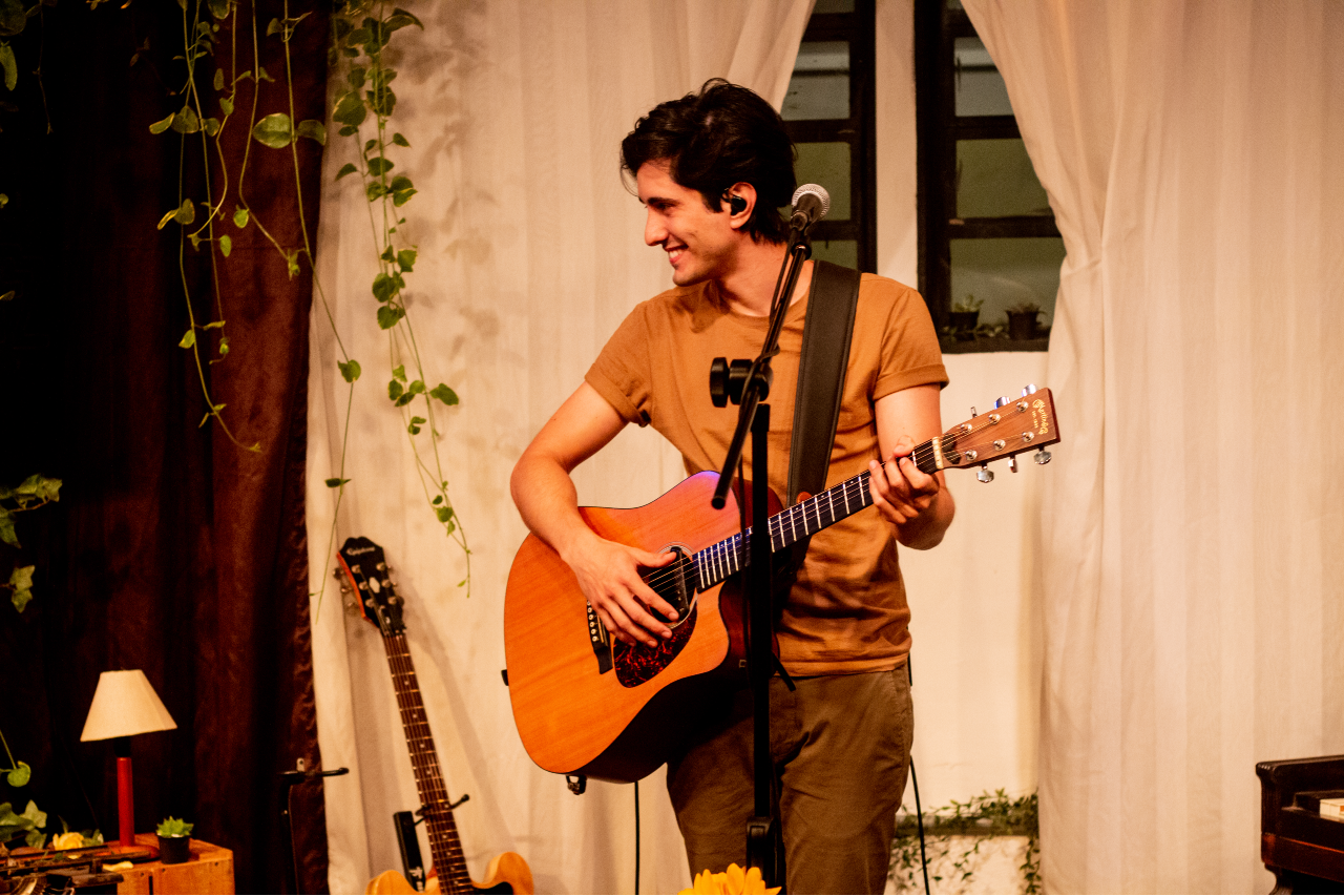 Fernando Malt: cantor e compositor do ABC Paulista chega a Fortaleza para show no Theatro José de Alencar