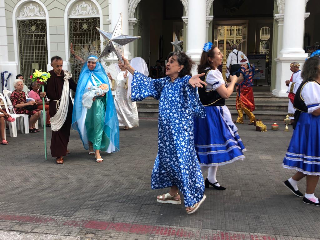 “atemporais.com”: Quarta edição do programa encerra ciclo natalino na calçada do Theatro José de Alencar
