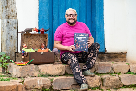 O box infantojuvenil “Manifestações Culturais do Brasil”, que será lançado no dia 29 de janeiro, a partir das 9h30, na Biblioteca Estadual do Ceará (Bece), em Fortaleza, apresenta 50 patrimônios imateriais do país em história itinerante e divertida escrita pelo premiado autor Tino Freitas
