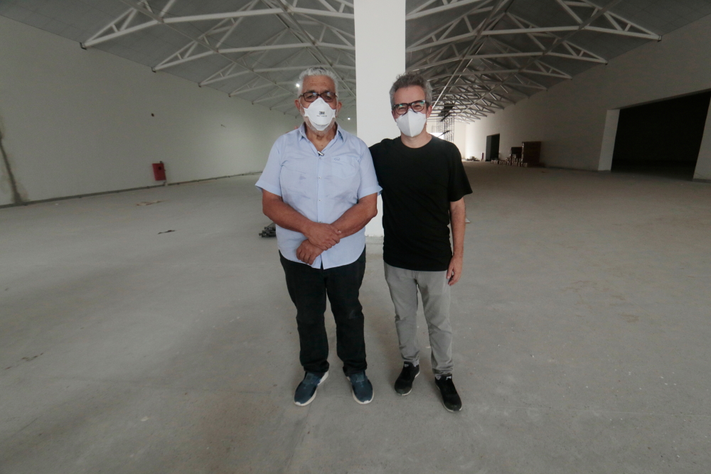 Descartes Gadelha visitou as obras da Estação das Artes. O painel do artista será restaurado.