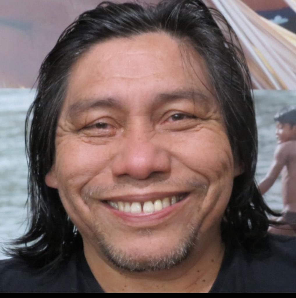 O curador da Pré-Bienal e escritor Daniel Munduruku participa de conversas com povos indígenas cearenses na Bece