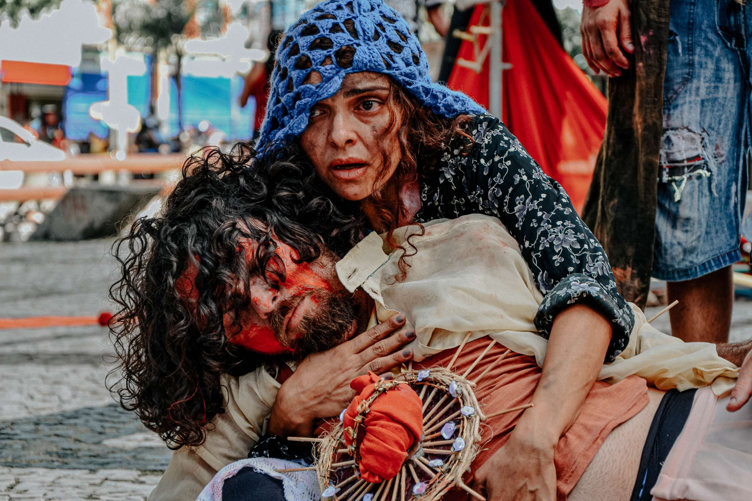 Grupo Avia de Teatro encena a Paixão de Cristo na calçada do Theatro José de Alencar