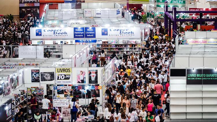 Mais de 4 mil alunos celebram a literatura e lotam os corredores da Bienal nos quatro primeiros dias de visitação escolar