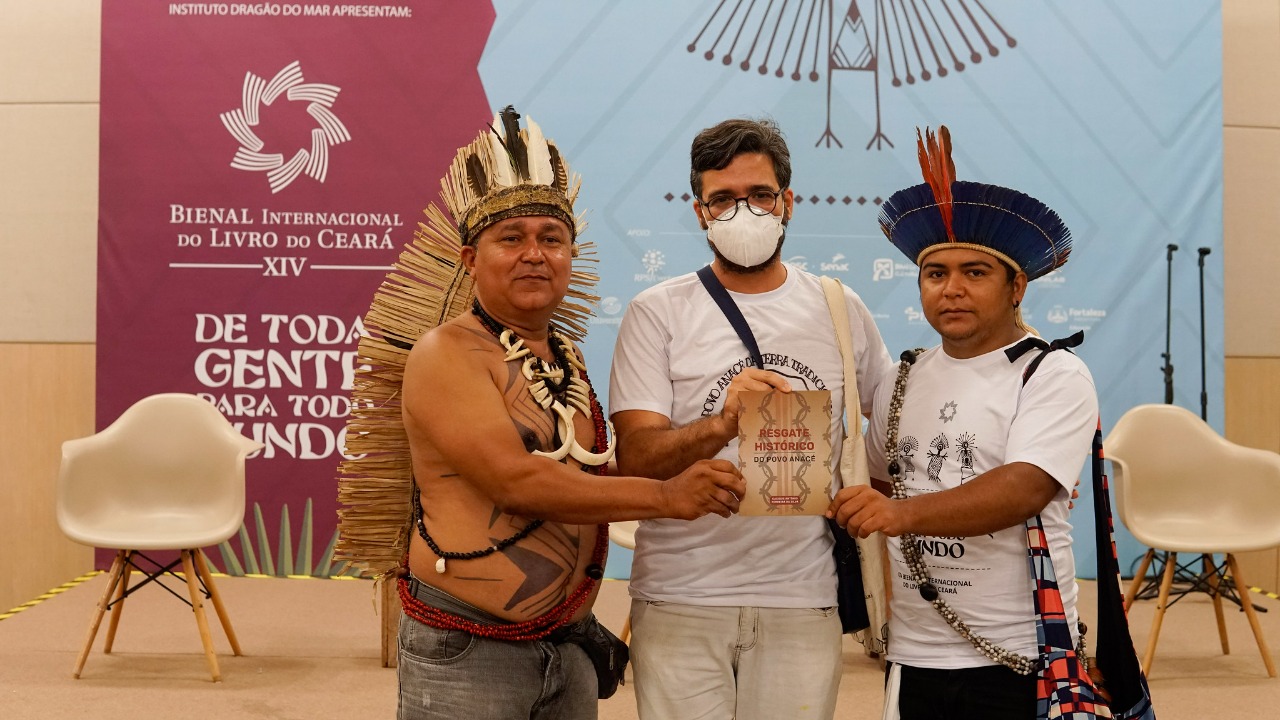 Com apoio da Secult, livro “O resgate histórico do Povo Anacé” é lançado na Bienal do Livro