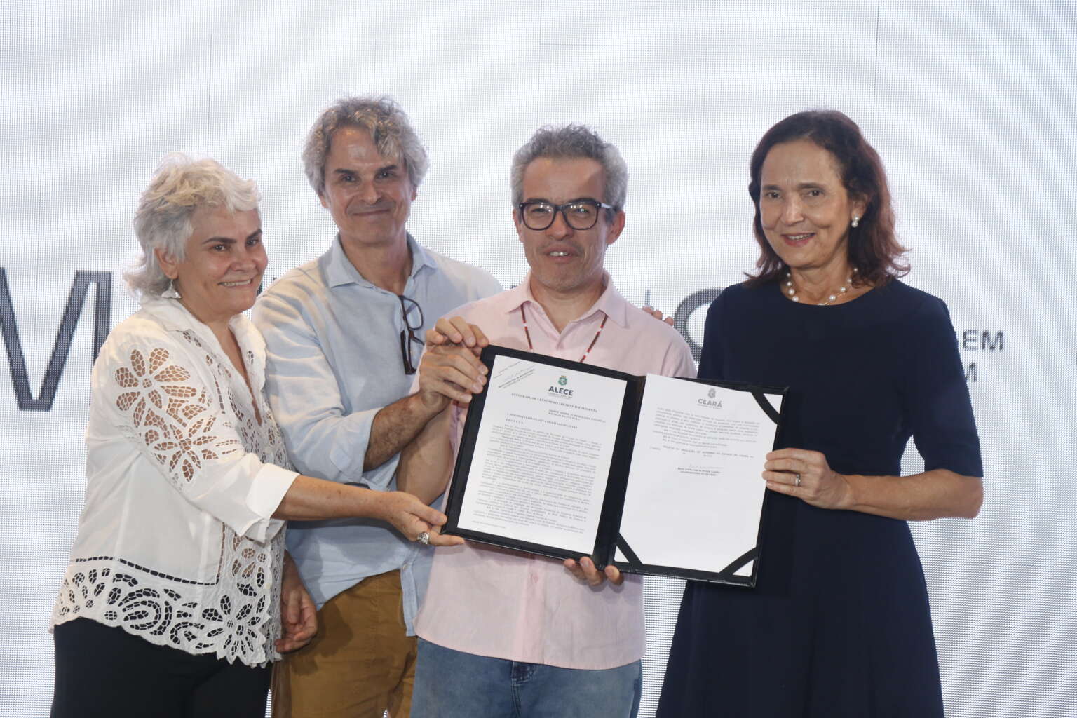 Governadora Izolda Cela sanciona lei que cria o Programa Estadual Escolas da Cultura