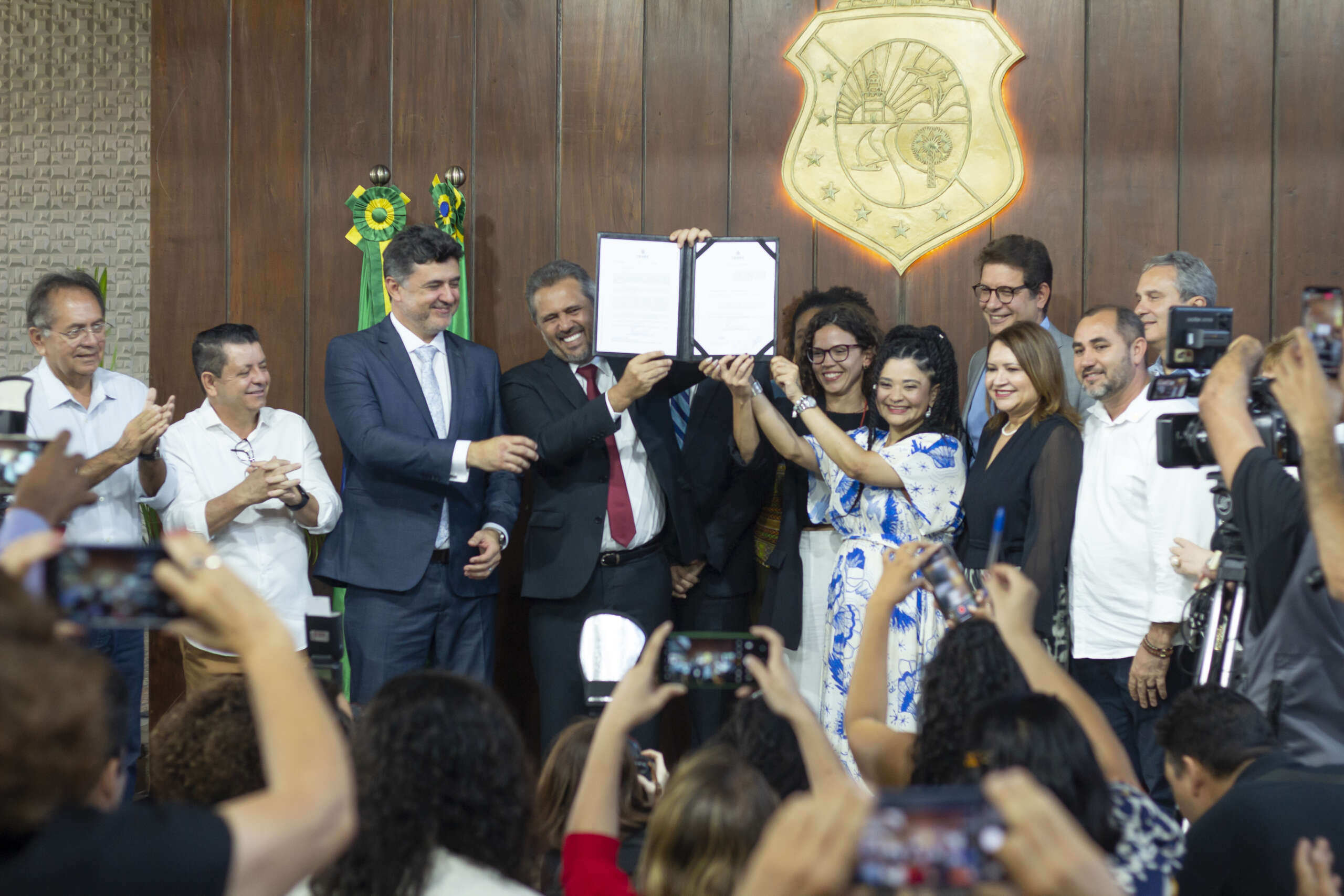Governador Elmano de Freitas assina PL que garante restauro e reforma de prédio do Museu do Ceará