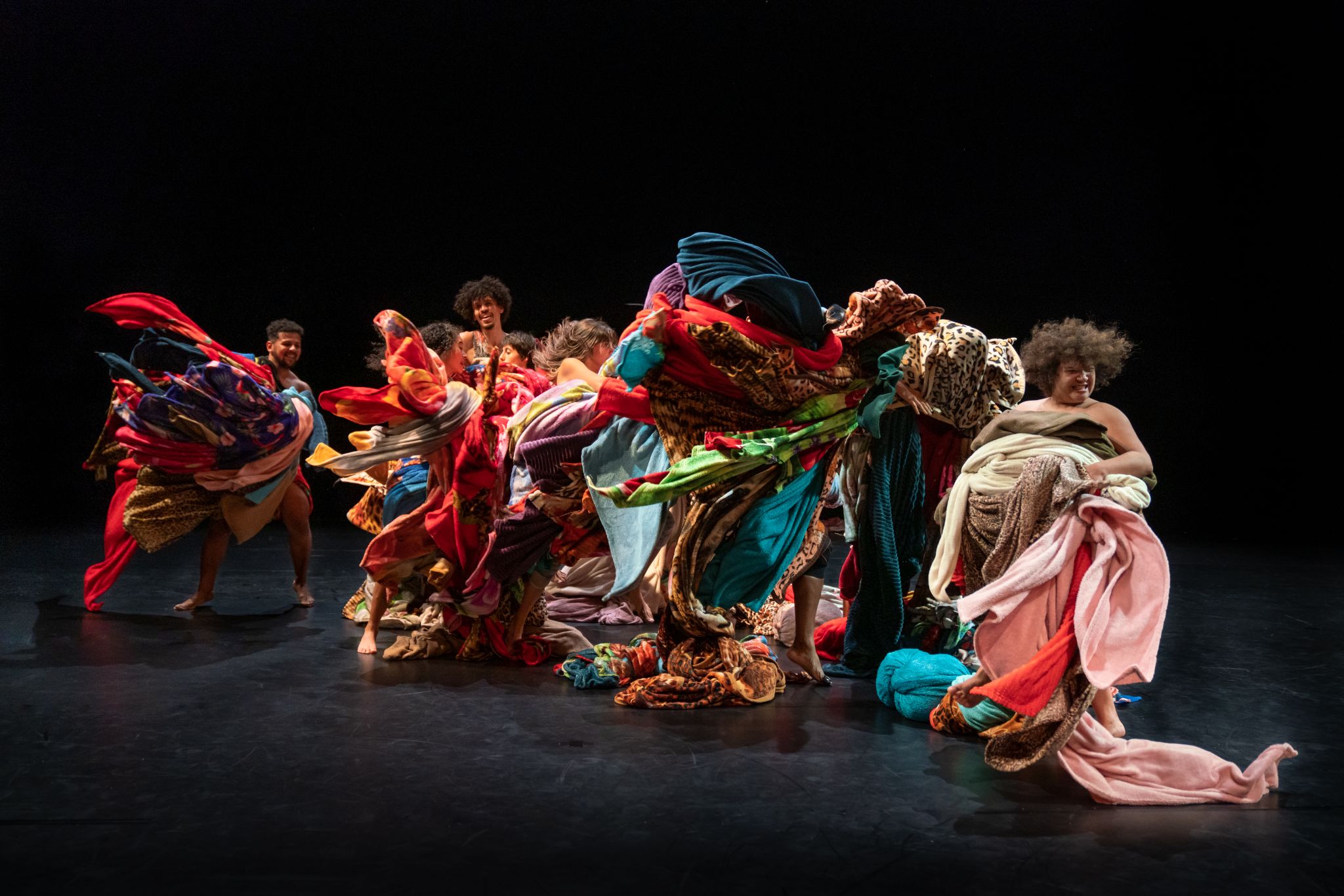 Com apoio da Secult, XIV Bienal Internacional de Dança do Ceará recebe  Lia Rodrigues Cia de Danças com “Encantado”