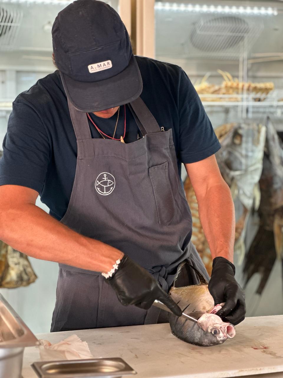 Escola de Gastronomia Social realiza aula gratuita sobre técnicas de manejo de pescados