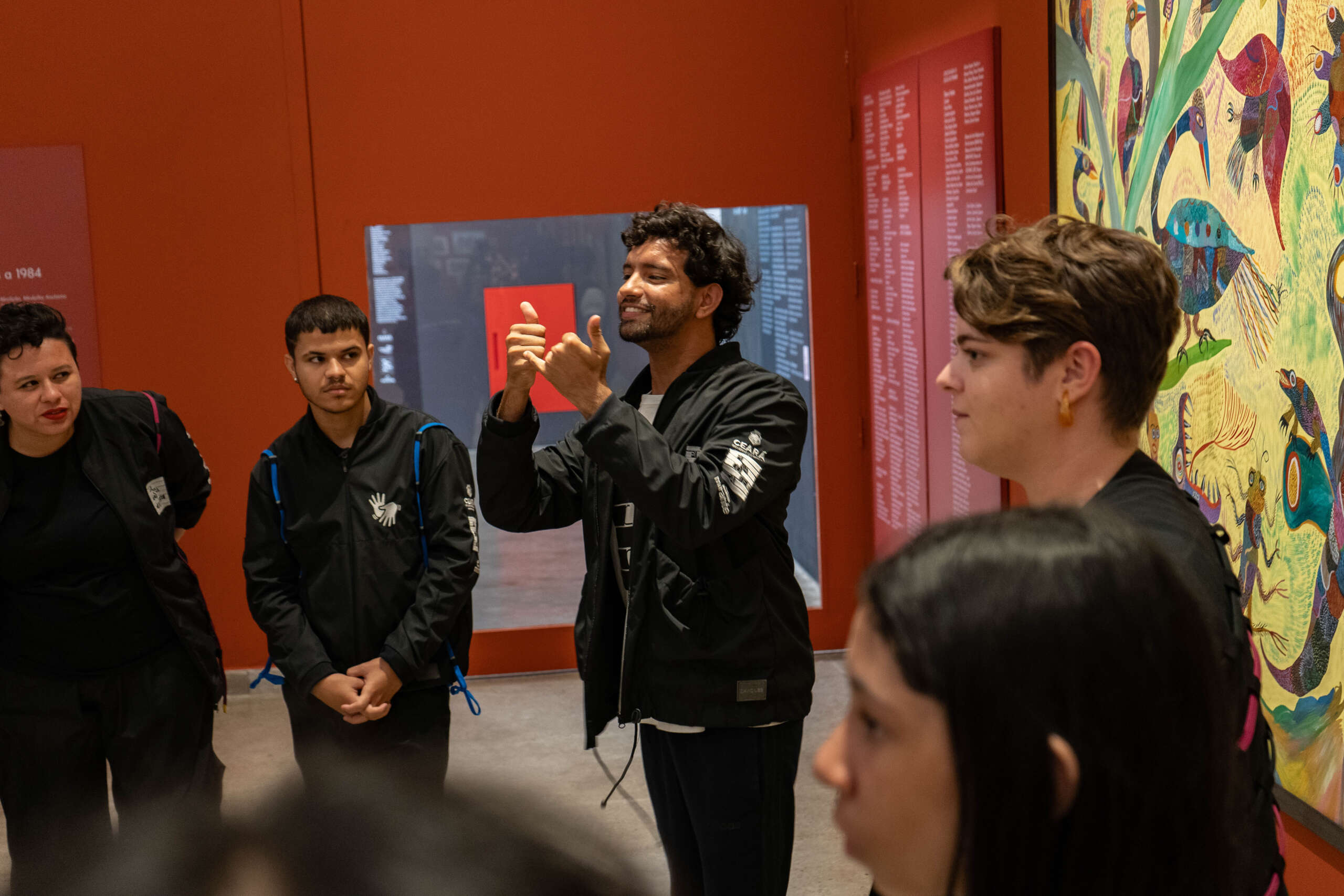 O mês da Lei de Libras traz inúmeras ações com foco em acessibilidade na Pinacoteca