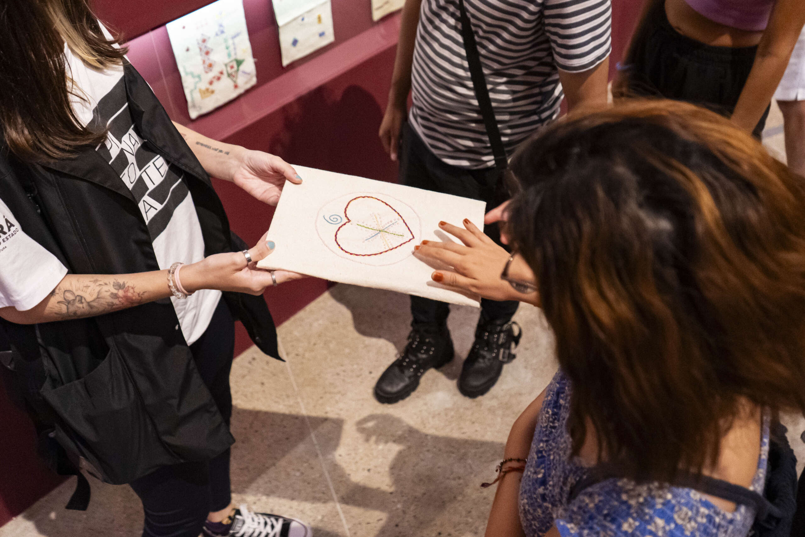 Com obras acessíveis, exposição “Leonilson e Das amizades” segue em cartaz na Pinacoteca do Ceará