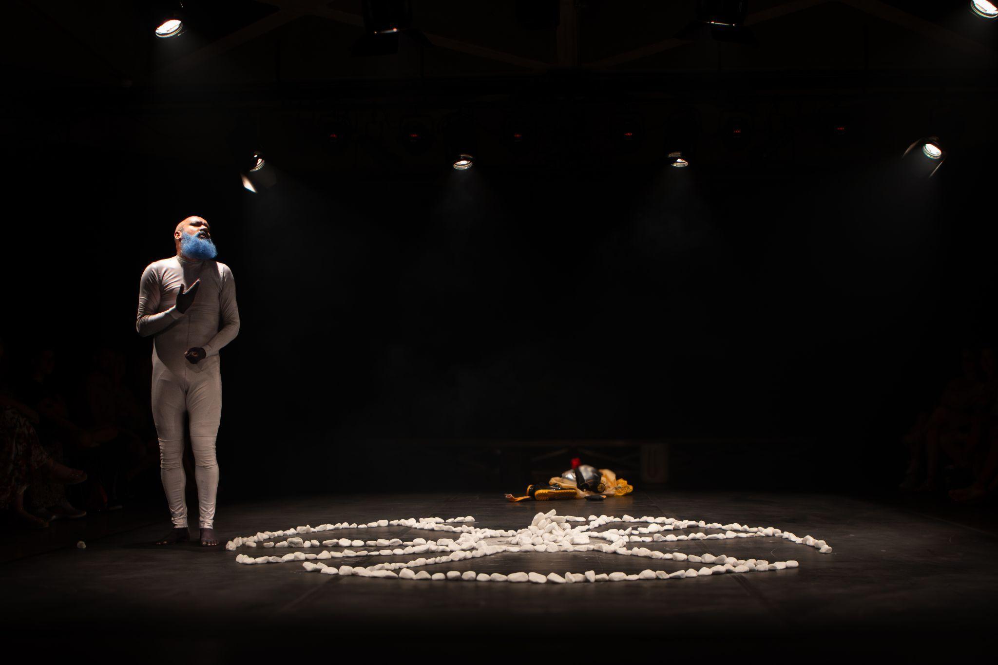 Com apoio da Secult, 14ª Bienal de Dança terá em Fortaleza e Itapipoca apresentação de espetáculo que resgata a identidade e os saberes indígenas